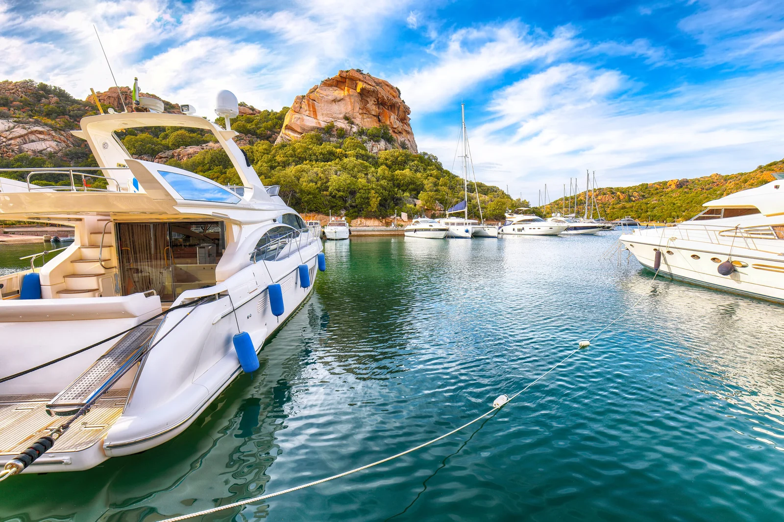 Yatlar ve Akdeniz kıyısı